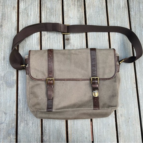Fossil Other - Vintage fossil messenger bag